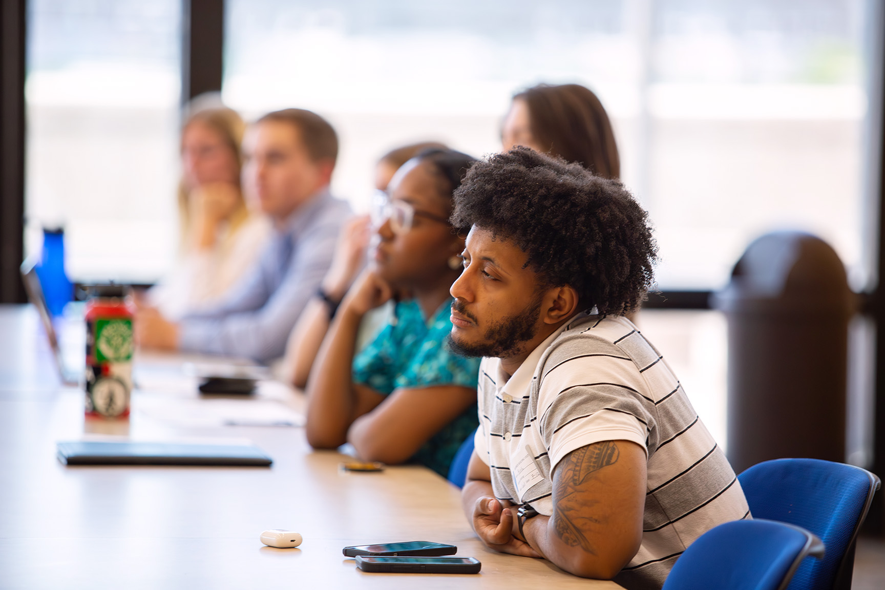 Grupo ng mga tao na nakaupo sa isang mesa