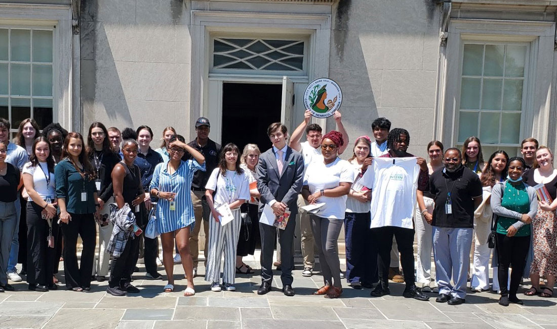 Isang grupo ng mga tao na nakatayo sa harap ng gusali