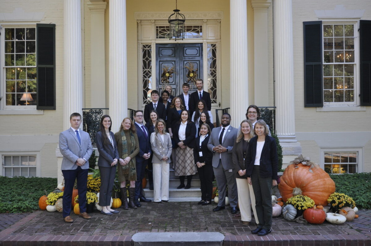 grupo ng mga tao sa harap ng buidling