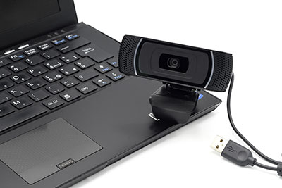 Laptop na may web camera na nakapatong dito